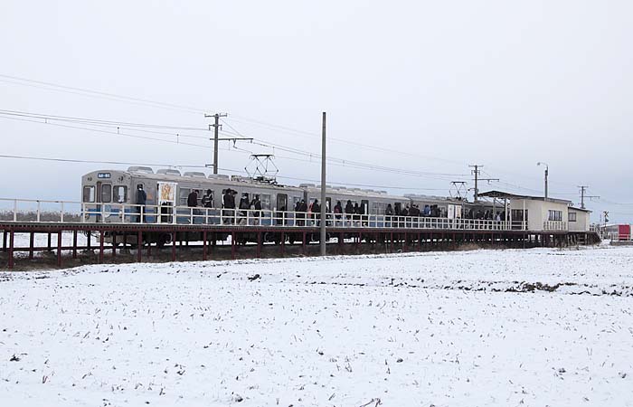 柏農高前で多数が下車。弘南鉄道7000系4両編成