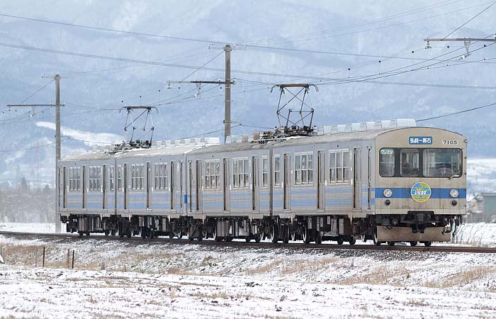 多数の学生を乗せて柏農高前に接近する弘南鉄道7000系４両編成