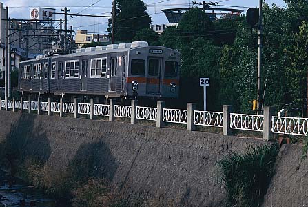 弘南鉄道大鰐線土淵川沿いに走る7000系