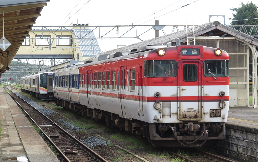 羽越本線村上駅始発、上下同時待避