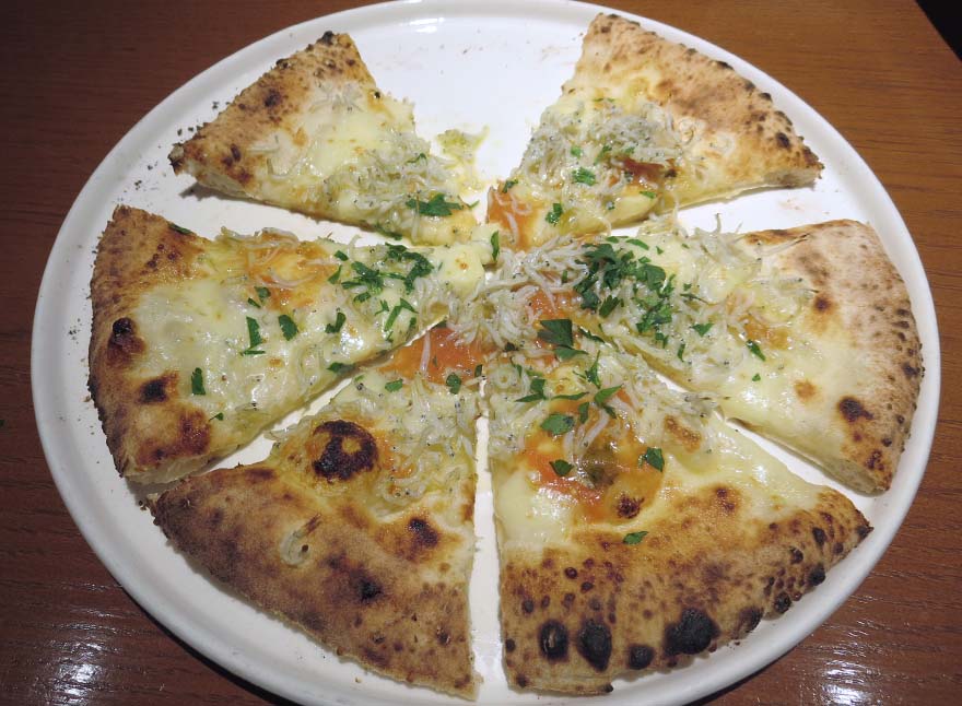 ラリラッサ（能見台）-しらすピザ１切れ食べて西鉄社紋風（苦笑）
