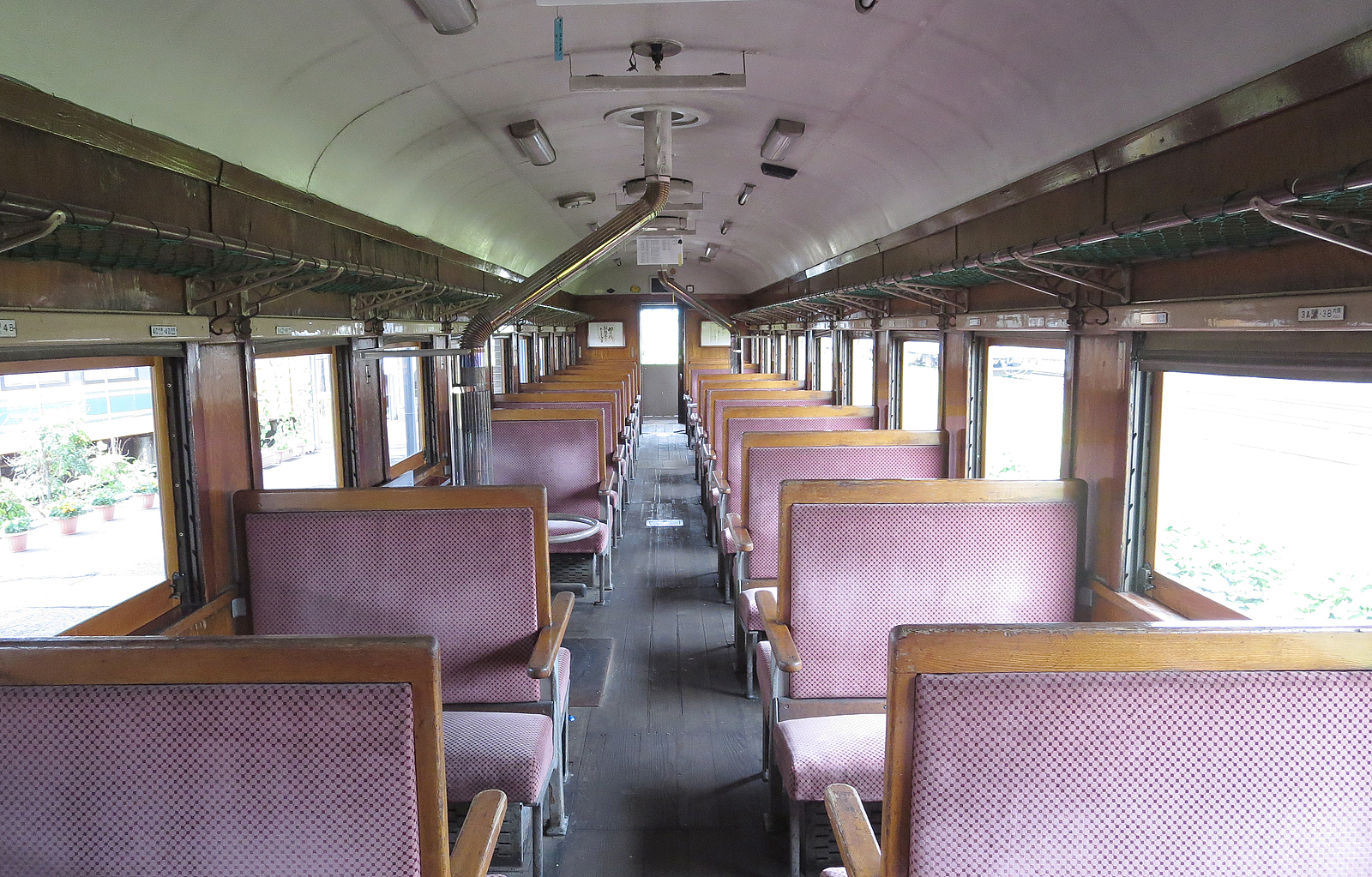 津軽鉄道オハフ331室内