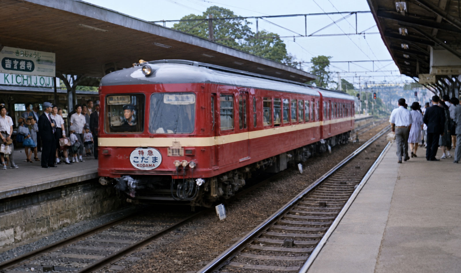 白黒鉄道車両写真をChat GPTでカラー化