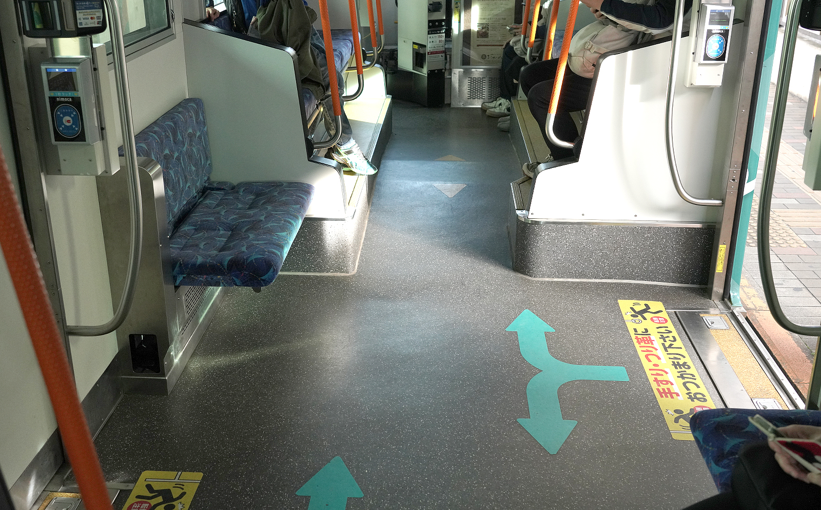 長崎電軌6000形車内