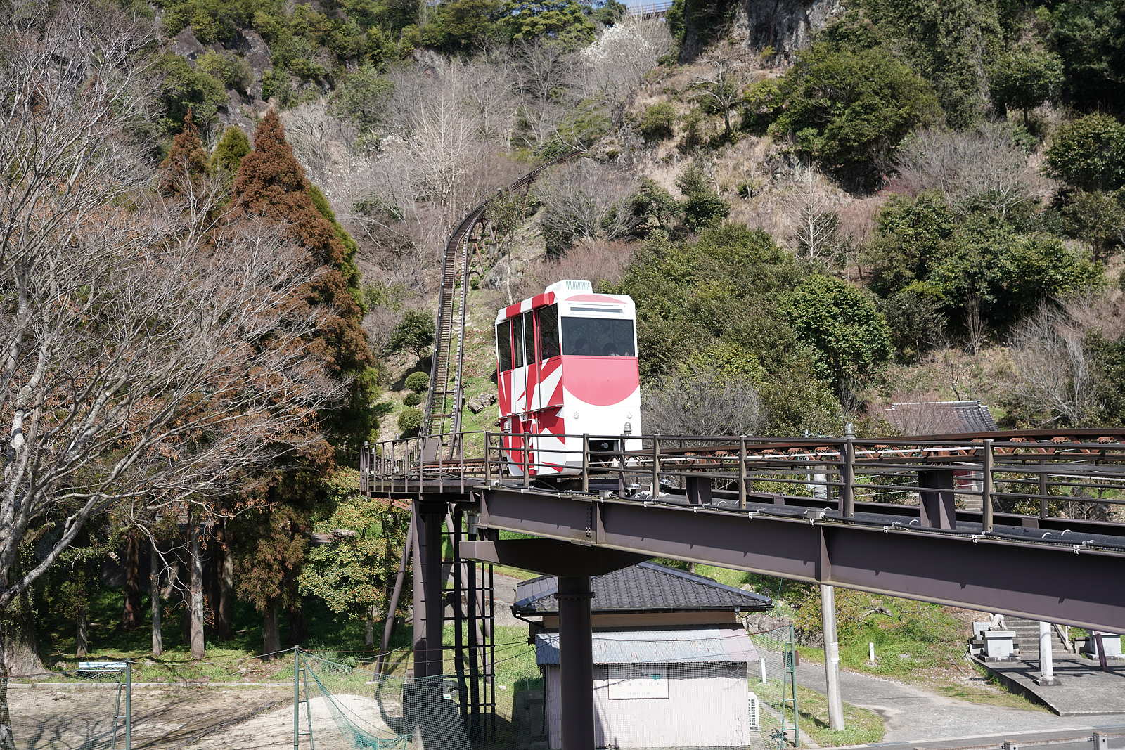 つなぎ美術館モノレール